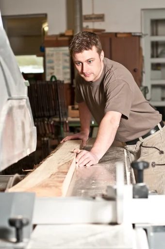 Artisan maçon sur un chantier